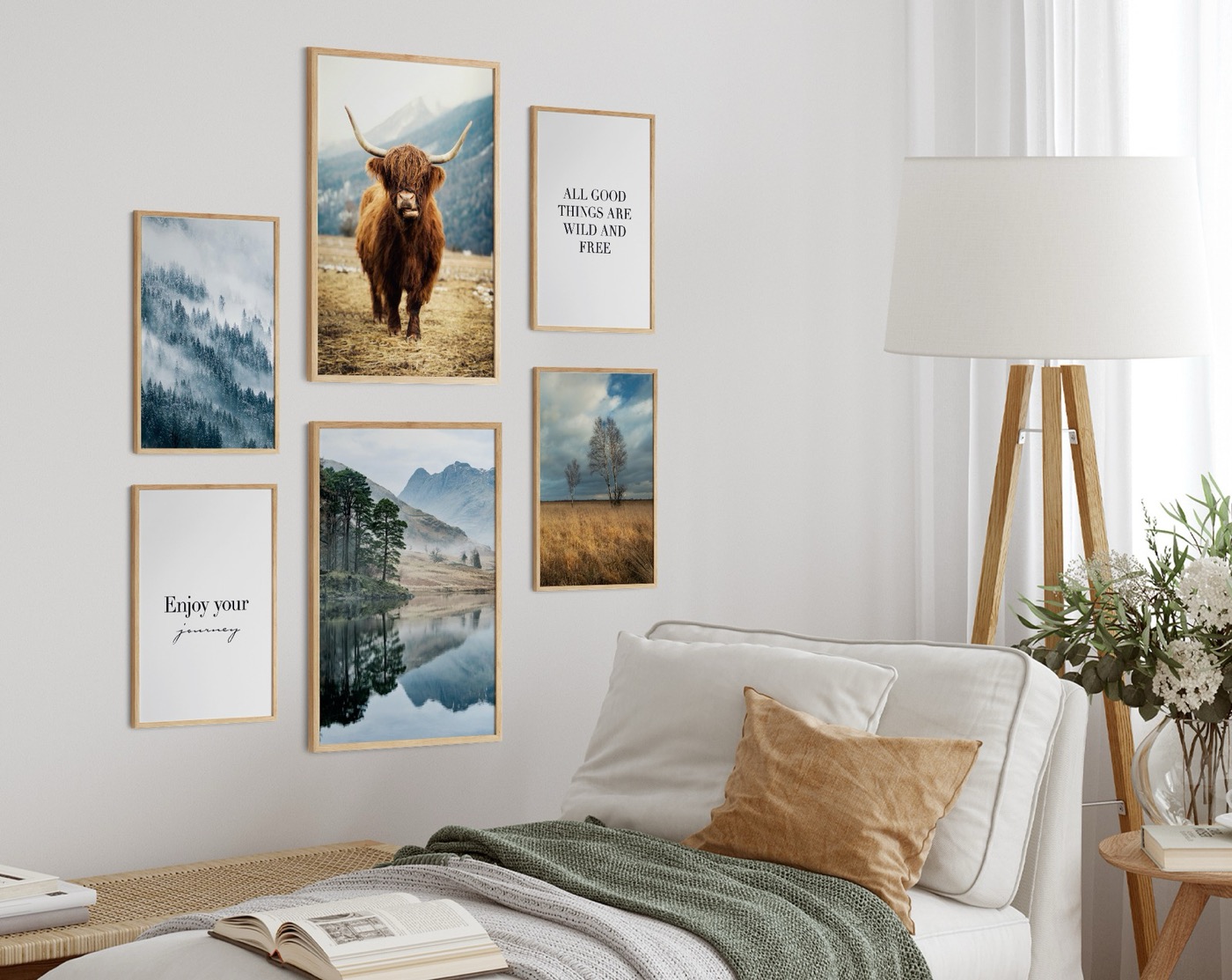 Poster-Set mit Hochlandrind und Berglandschaften über einem Bett